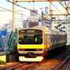 御茶ノ水を出た千葉ゆき総武線E231系。その右手に旧万世橋駅