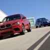 BMW X5M（青）とX6M（赤）
