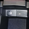 センター肘掛け内に準備されたUSB端子。充電機能も備える