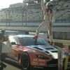GT300第2レースを制し、大喜びの吉本大樹。