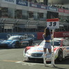 午前中のセレモニーにて。#39 レクサスSC430と#12 ニッサンGT-R。