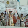 GT300第2レースの表彰台。左から2位の加藤寛規、優勝の吉本大樹、3位の織戸学。