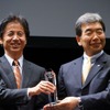 86のチーフエンジニア多田哲哉氏（左）と富士重工業取締役専務執行役員の武藤直人氏