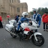 交通安全イベントコーナーでは制服で白バイに跨れる
