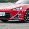 「86 TRD パフォーマンスライン」「フロントスポイラー」（3万9900円〜4万2000円）装着例