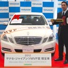 ヤナセ、読売巨人軍阿部慎之助選手にメルセデスベンツEクラスを贈呈