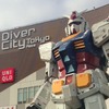 実物大ガンダムの横にシャア専用ザクが並ぶ