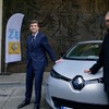 フランスのアルノー・モントブール産業再生大臣に引き渡されたルノーZOEの量産第一号車