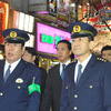 、歌舞伎町を廻る樋口警視総監（右）と星野英彦署長・左（21日・新宿区）