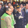 ボランティア活動の地域住民と話す樋口警視総監（21日・新宿区）