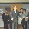 職員の出迎えを受ける太田新国交相（27日）