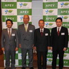 電気自動車普及協議会の会見。（左から）ダッソー・システムズの鍛治屋清二社長、電気自動車普及協議会の田島伸博代表幹事、同協議会の福武總一郎会長、東京大学大学院の山内祐平准教授