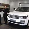 英国で顧客に引き渡された新型レンジローバーの量産第一号車