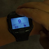 ボタンを操作するとバックライトが点灯するが、ディスプレイの上のあたりをトントンと叩くだけでも点灯させることができる。