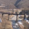 ルートが一部変わったため、南北分断前の旧線の名残もみられる。写真は朝鮮戦争以来放置されている旧線の橋りょう。