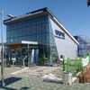 白馬高地（ペンマゴジ）駅の駅舎。改札口と待合スペースがあるだけの、小ぶりな駅舎だ。