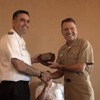 ジョセフ・トファロ海軍少将とホセ・ミゲール・ロメロ・アグイッレ海軍中尉（動画キャプチャ）