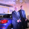 ビー・エム・ダブリュー（ジャパン）代表取締役社長のアラン・ハリス氏と、MINIマーケティング本部長のアンドレアス・ヴェッケ氏