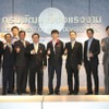 ナコーン・シラパアーチャー技能開発局局長（中央から左1人目）、ソムチン・三菱電機オートメーションタイランド（中央から右1人目）