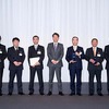 最優秀販売店、優秀販売店の代表者と上野金太郎社長（中央）