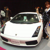 【東京オートサロン05】ランボルギーニ『ガヤルド』の運転席に座れるぞ