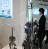 住友軽金属工業が展示したアルミ製のバイオリンとチェロ（「スマートエネルギーWeek2013」）