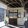 リニューアル前の業平橋（現・とうきょうスカイツリー）駅の駅名標。上屋を支える曲線を描いた柱はリニューアル後も残った。（2010年12月）