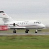 世界初のバイオ・ジェット燃料のみによる試験飛行のためカナダ・オタワの空港から離陸する仏ダッソー社製ジェット機・ファルコン20