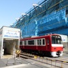 京成曳舟駅で工事が進む上り線の高架橋。押上～八広間の連続立体交差事業の事業施行期間は2016年度末までを予定している。