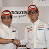 ブリヂストン モータースポーツ計画発表会に出席した秋吉耕佑（左）と脇阪寿一 （右）