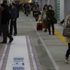 下北沢駅：将来の緩行線ホームとなるコンコース。線路を敷設する部分が仮設の板で覆われており、ホームの床面と同じ高さになっている。