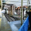 下北沢駅：地下化に伴い、地上ホームをまたいで改札口につながる仮設の通路が整備された。かつての地上線の線路が仮設通路によって遮断されている。