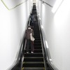 世田谷代田駅：コンコース（将来の緩行線）から地上に伸びるエスカレーター。