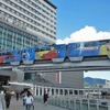 北九州モノレールの「銀河鉄道999号」。1000形の車体に星野鉄郎やメーテルが描かれている。