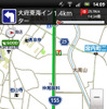 画面上部に次に曲がるポイント、目的地までの距離、到着予想時間などがまとめて表示される。地図はシンプル路線のデザインだが、情報量そのものは豊富だ。