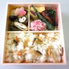 タケノコご飯と春を連想させるおかずが入った「いばらき弁～春～」。