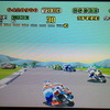 ジャイロセンサー操作と「ムービング筐体」モードを組み合わせることにより、バイク筐体のプレイ感覚が再現