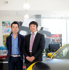 モータージャーナリストの河口学氏（左）と岡村さん