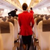 キャビンアテンダントも手が空くと清掃作業に合流する。これも迅速な作業実施のために定められた。