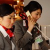 ゲートのスタッフは、乗客が円滑に搭乗できるよう、丁寧で確実な案内を行う。