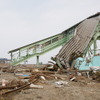 東日本大震災の津波で損壊した常磐線新地駅。ED75 1039はここから約10km先の山下～浜吉田間で津波に飲み込まれた。