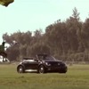 VWザ・ビートルカブリオレの助手席を目指すスカイダイバー