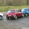 縦列駐車で、いかに狭いスペースに車を停められるかを競うユニークなギネス世界記録に挑むクラシックMini