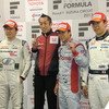 左から2位の松田次生、優勝の村岡潔監督と伊沢拓也、3位の小暮卓史。