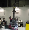 ブースの正面に展示された加飾をほどこしたエレキギター（高機能プラスチック展13）