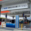 水素充填機（手前）とガソリン計量機（奥）の設置状況
