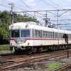 撮影会参加者向けに運転される10020形の10025号と10026号。これにクハ173形の174号を連結して3両編成で運転される。