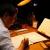 作家の夢枕獏さんは、会場内で原稿を生執筆。