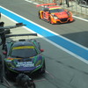 GT300は参戦車種が多彩。手前はマクラーレンMP4-12C。