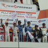 GT300の表彰式。悔しい2位だが、中山友貴（左端）と武藤英紀（その右）には笑顔も見えた。